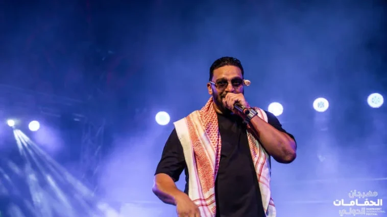 Le 4 août 2025, l’amphithéâtre de Hammamet a vibré au rythme du rap. Balti a offert un concert inoubliable dans le cadre du Festival International de Hammamet (FIH).