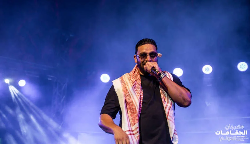 Le 4 août 2025, l’amphithéâtre de Hammamet a vibré au rythme du rap. Balti a offert un concert inoubliable dans le cadre du Festival International de Hammamet (FIH).